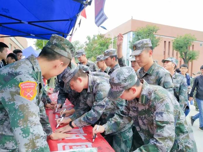 图片包含 人员, 孩子, 服装, 户外描述已自动生成