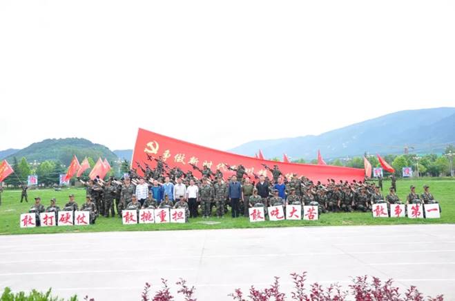 图片包含 天空, 草, 道路描述已自动生成