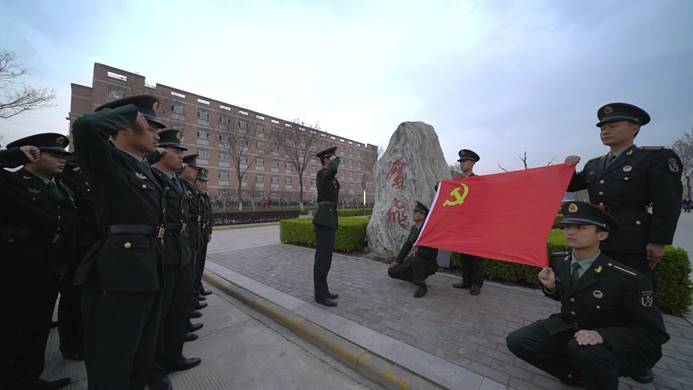 图片包含 天空, 户外, 人员, 道路描述已自动生成